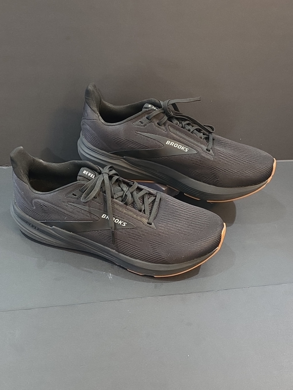Brooks Revel 8 Men’s Athletic Running Shoes - Black with Brown Trim Size 13